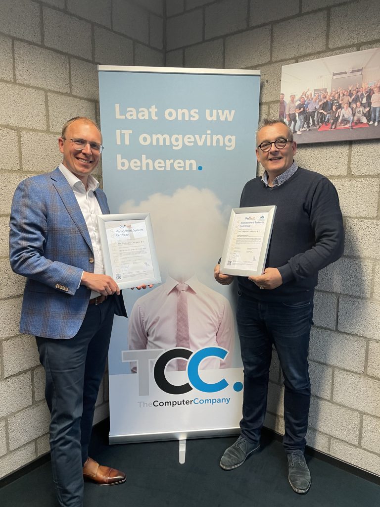 Remy (CFO) en Piet met onze recentste ISO 2701 en NEN 7510 certificeringen